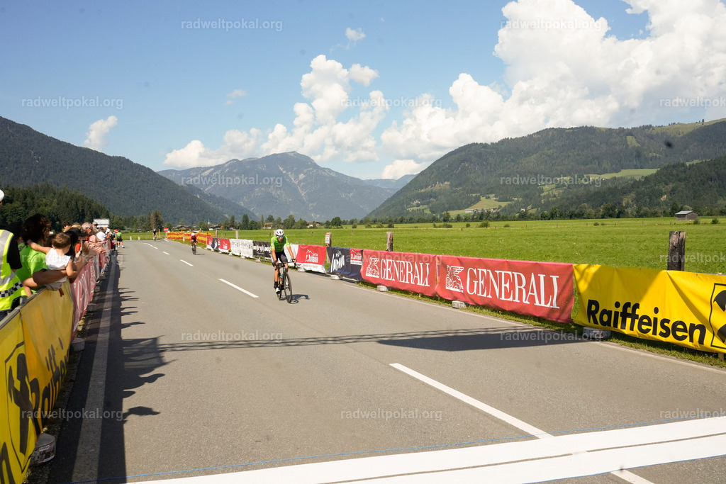 856_20230817_Bewerb_Maenner_Muehlanger | AUT - OESTERREICH, 2023-08-16: SPORT RENNRAD-FAHREN - 55. INTERNATIONALER RADWELTPOKAL IN ST. JOHANN IN TIROL  - Vintage-Radrennen mit WM-Bronze-Medaillen-Siegerin Christina Schweinberger, den Teilnehmer und Alexander Baumann (vom Orginastions-Team) - TAG 2 BEWERB MAENNER IN SECHS GRUPPEN  ; Foto: Roland Muehlanger