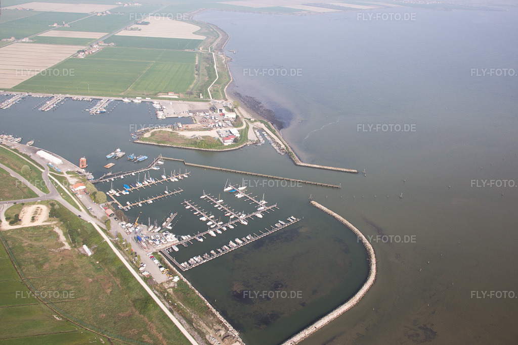 Luftbild: Yachthafen mit Sportboot- Anlegestellen und Bootsliegeplätzen am Uferbereich der Adria in Emilia-Romagna in Goro im Bundesland Ferrara in Italien. – Foto: IMG_087264.jpg vom 05.04.2016 durch Werner Riehm/FLY-FOTO.de – Auflösung des Originals: 5301 x 3534 px