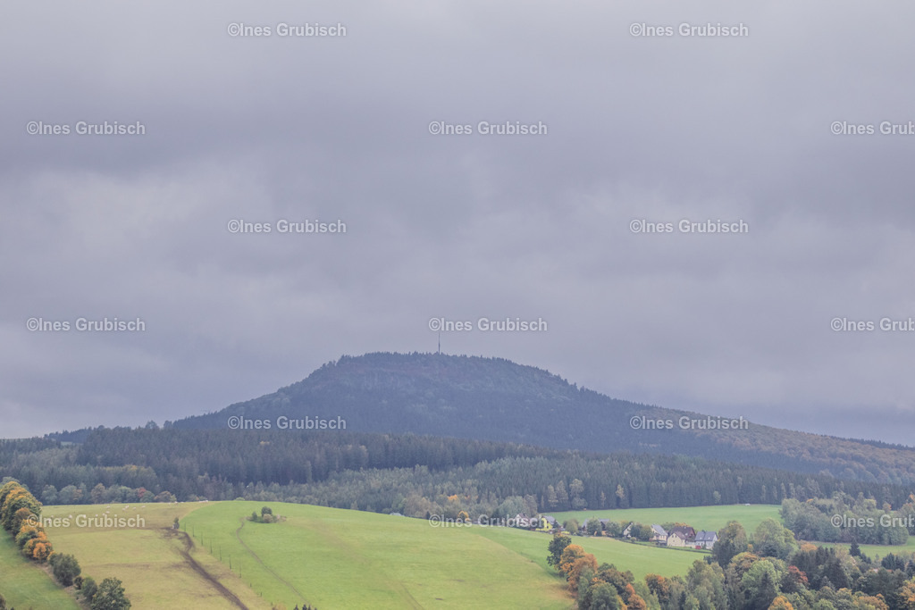 Bärenstein im Herbst | Lila Lubbenbomm - Artwork by Ines Grubisch - Realisiert mit Pictrs.com