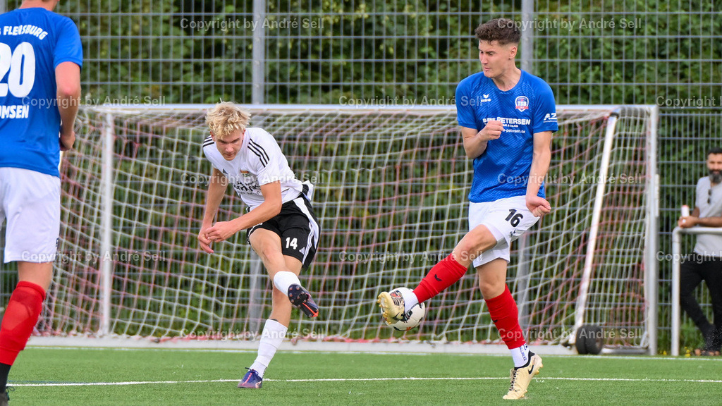 TSV Kronshagen vs. TSB Flensburg | Toni Franke (TSVK #14) vs Tom Schäpler (TSB #16) / Fußball-Landesliga Schleswig Männer 2025/2026 / TSV Kronshagen vs. TSB Flensburg / Kunstrasenplatz (Platz 5) / Kronshagen / 06.09.25 - Realisiert mit Pictrs.com