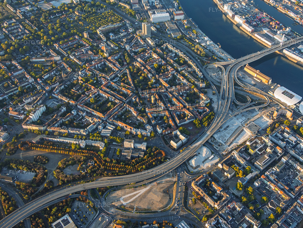 Luftbild: Baustelle zum Abriss der Hochstraße Nord (B44) für die geplanten Helmut-Kohl-Allee und Auffahrt zur gesperrten Kurt-Schumacher-Brücke nach Sprengung des Würfelbunkers und Abriss des Rathaus-Centers im Ortsteil Mitte in Ludwigshafen im Bundesland Rheinland-Pfalz in Deutschland. – Foto: IMG_159719.jpg vom 06.10.2026 durch Werner Riehm/FLY-FOTO.de – Auflösung des Originals: 4931 x 3720 px