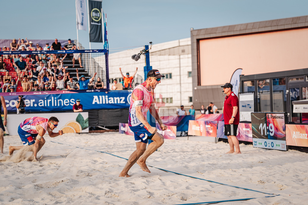 Beachvolleyball | Männer | Allianz German Beach Tour 2025 | Tourstop Bremen | 14.06.2025 | v.l. David Poniewaz und Bennet Poniewaz jubeln