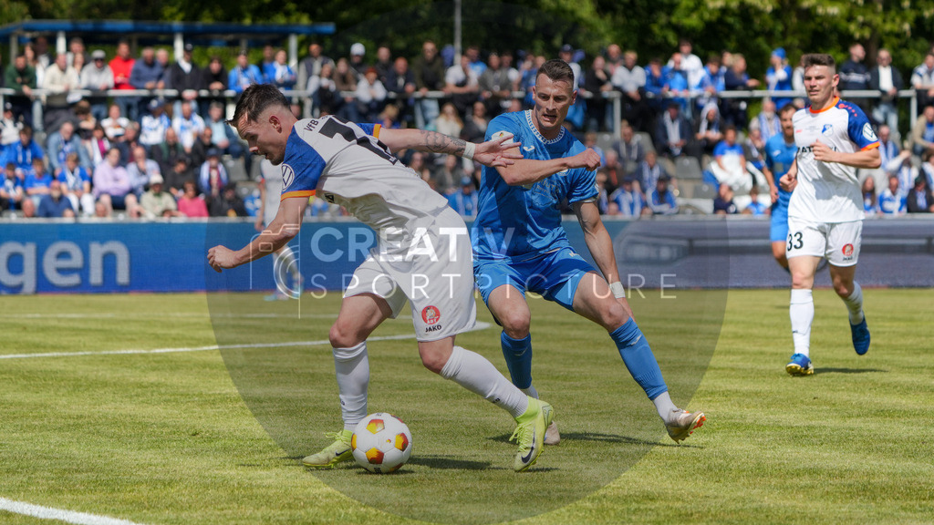 Fußball, Herren, Saison 2024/2025, Finaltag der Amateure 2025, Landespokal Brandenburg, Finale, VfB 1921 Krieschow vs. RSV Eintracht 1949, Samstag 24.05.2025, Volksparkstadion Neuruppin, | Fußball, Herren, Saison 2024/2025, Finaltag der Amateure 2025, Landespokal Brandenburg, Finale, VfB 1921 Krieschow vs. RSV Eintracht 1949, Samstag 24.05.2025, Volksparkstadion Neuruppin, Im Bild: Manuel Seibt (l. Krieschow) und Matthias Steinborn (r. RSV) - Realisiert mit Pictrs.com