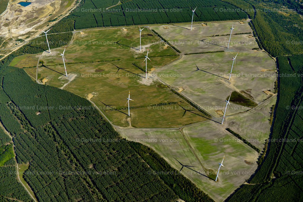 3636898 | SCHIPKAU 25.08.2016 Windenergieanlagen ( WEA ) - Windräder - auf einem Feld bei Schipkau im Bundesland Brandenburg, Deutschland. Weiterführende Informationen bei: Vestas Wind Systems A/S. // Wind turbines (WEA) - wind turbines - on a field near Schipkau in the state Brandenburg, Germany. Further information at: Vestas Wind Systems A/S. Foto: Gerhard Launer