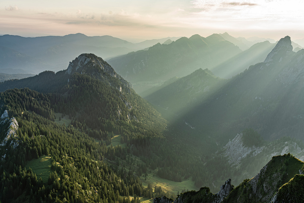 Allgäu Wandbild -  Sonnenaufgang in den Bergen | Es ist immer wieder ein wunderbarer Moment, den Sonnenaufgang in den Bergen zu betrachten. In diesem Bild konnte ich die ersten wärmenden Strahlen des Tages über dem Lobental aufnehmen.Links der Schönleitschrofen, rechts das "Matterhorn" des Allgäus, der Geiselstein.