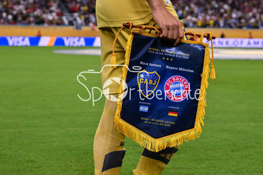FC Bayern München - Boca Juniors | Der Spielwimpel / WIMPEL der Partie / Symbolbild / FIFA Club World Cup: FC Bayern Muenchen - Boca Juniors, Hard Rock Stadium am 20.06.2025 / NOT FOR SALE IN USA