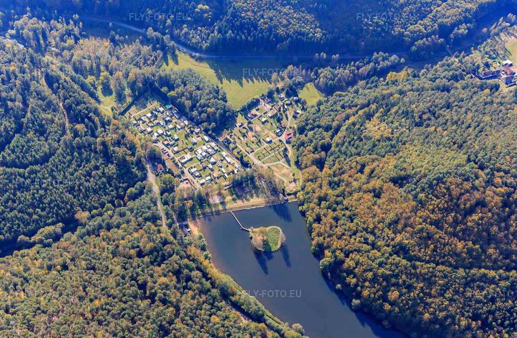Vue aérienne: Camping du Fleckenstein à Lembach dans le département Bas Rhin, France.Photo: IMG_095081.jpg prise le 16/10/2016 par Werner Riehm/FLY-FOTO.euRésolution de l'original: 5400 x 3539 pxLembach Camping