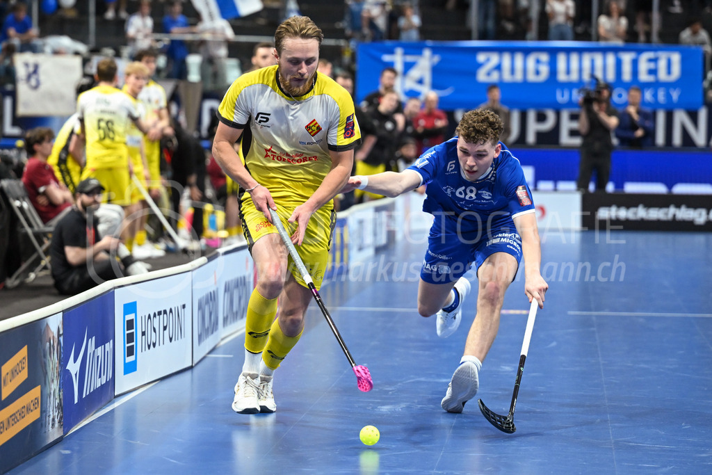 Zug United - HC Rychenberg - 25. April 2026 | Oskar Weissbach (#6 HC Rychenberg Winterthur) vor Andrin Christen (#68 Zug United) am L-UPL Superfinal-Spiel zwischen Zug United und HC Rychenberg am 25. April 2026 in der BCF Arena, Fribourg, Schweiz.Bild: Sportfotografie Markus Aeschimann | www.markus-aeschimann.ch - Realisiert mit Pictrs.com