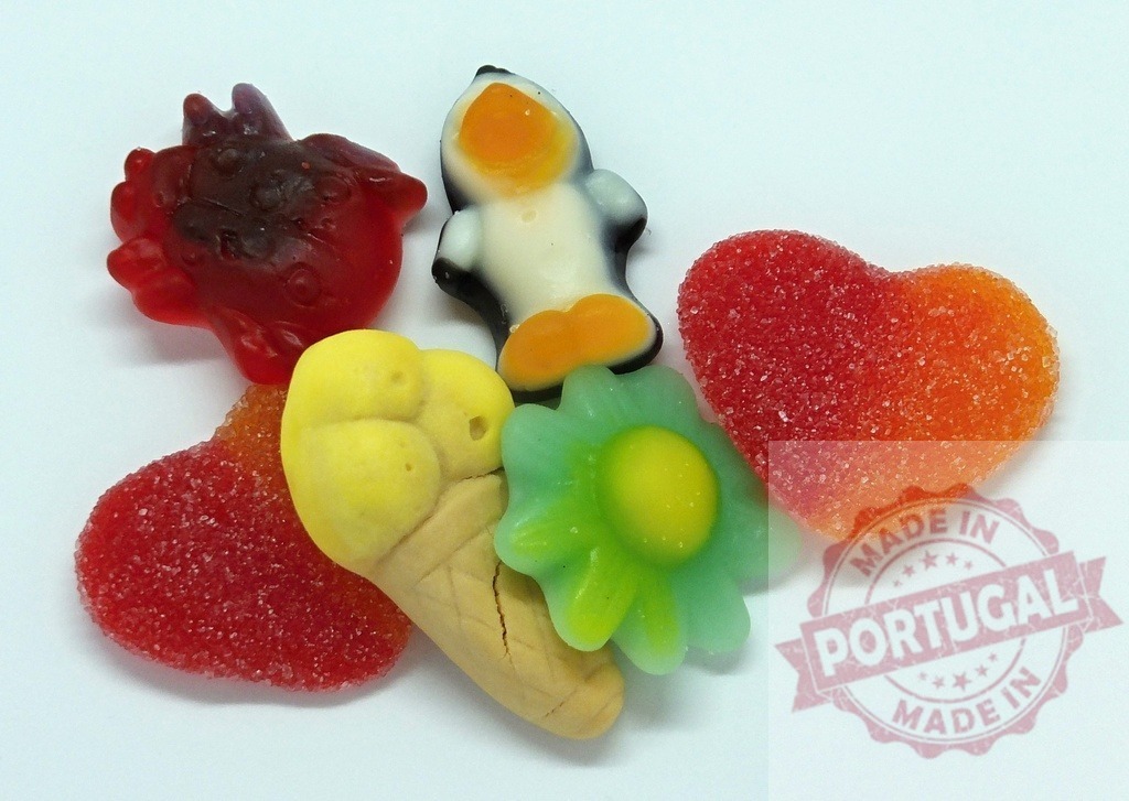 Assorted colorful gummy candies creating sweet variety | Colorful gummy candies with varying shapes and flavors on a white background - Realisiert mit Pictrs.com