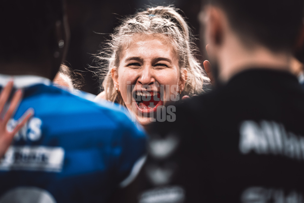 Volleyball | Frauen | Saison 2023/2024 | DVV-Pokal Finale | SC Potsdam vs. Allianz MTV Stuttgart | 03.03.2024 | Monique Strubbe (#8, Allianz MTV Stuttgart) freut sich