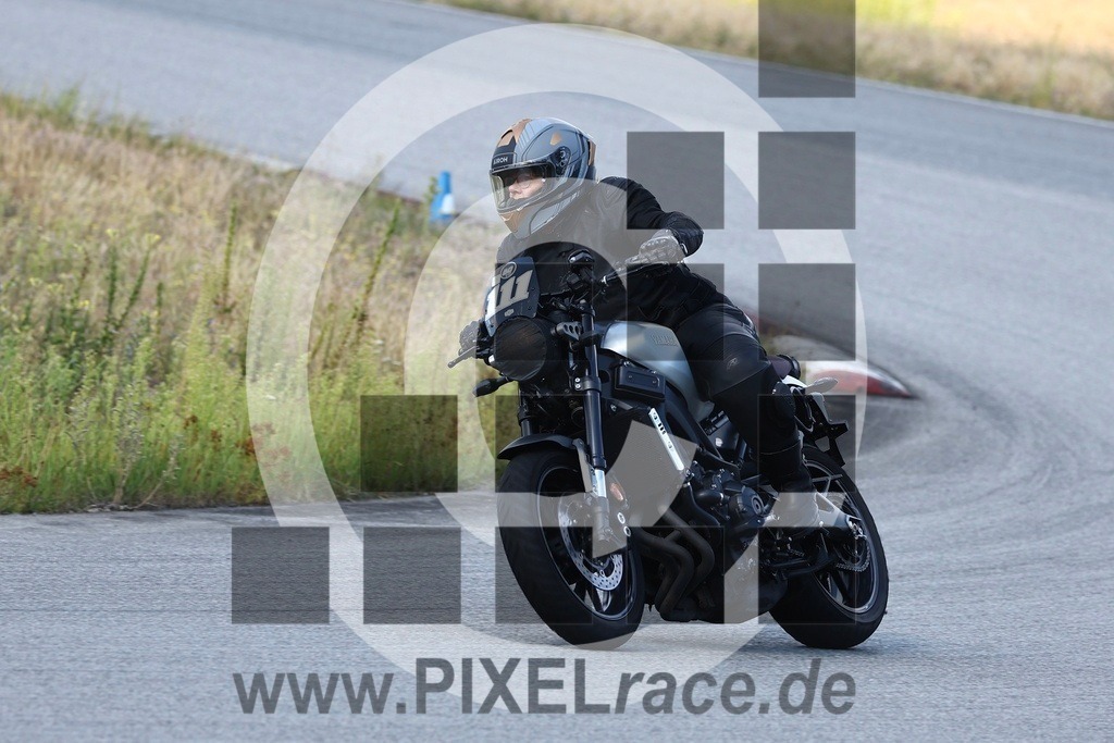 0111-20260808_12406 | Schöne Erinnerungen an spannende Momente - das festzuhalten ist unser Job. PIXELrace.de ist seit 2003 auf den Rennstrecken Europas unterwegs um die Action draußen beim Fahren und die wunderbare Stimmung imm Fahrerlager für euch einzufangen.