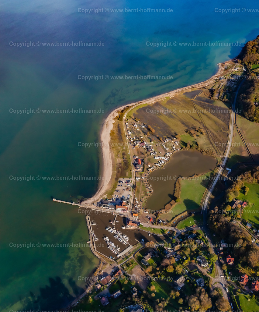 PLB_6522_FL-Fjord_LA | LUFTBILD. Langballigau. __ Mit Yachthafen und Campingplätzen. Nach dem Ost-Sturm. Überflutete Stellplätze und Häuser und Wiesen. - Realisiert mit Pictrs.com