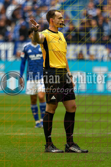05.04.2026, GER, Fussball, Herren, 2. BL, Saison 2025/2026, FC Schalke 04 - Karlsruher SC | Schiedsrichter Richard Hempel gestikuliert, Gestik 