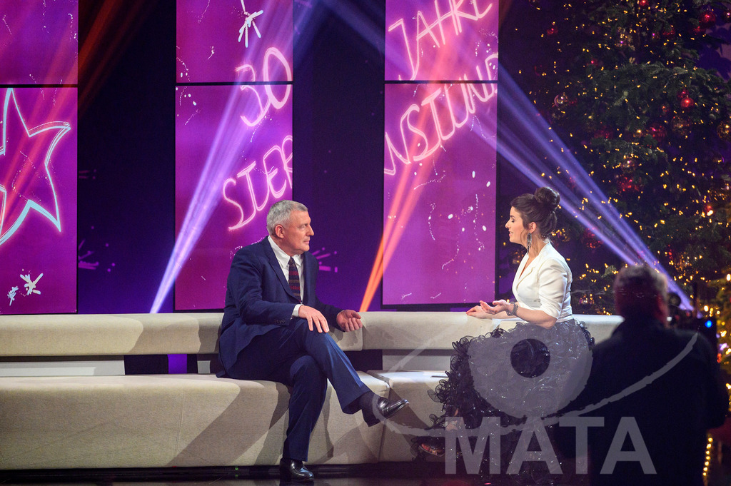 _DWI6033 | Talk über Projekt STROKE mit Prof. Dr. Florian Heinen (Haunersche Kinderklinik München) und Moderatorin Sandra Rieß bei '30 Jahre Sternstunden-Gala 2023' in der Frankenhalle. Nürnberg, 15.12.2023 - Realisiert mit Pictrs.com