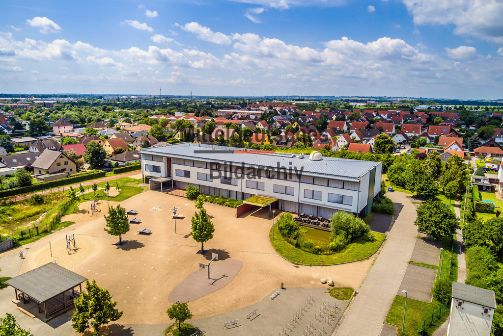 Barleben Grundschule mit Sternwarthe-0004 | Die schönsten Luftbilder von Sachen-Anhalt & Mitteldeutschland als Bilddatenbank zur kommerziellen Nutzung. Nutzen Sie unsere Erfahrung seit 2005 in der Luftbildfotografie. - Realisiert mit Pictrs.com