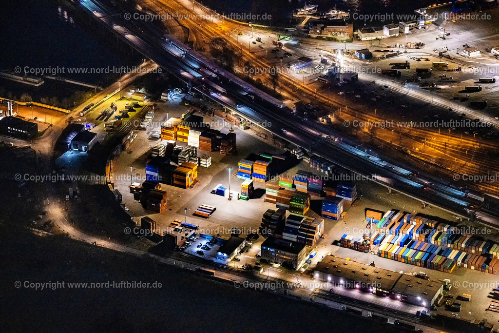 Hamburg_Waltershof_Container_Nachtaufnahme_ELS_5824060325 | HAMBURG 06.03.2025 Nacht- Lichter und Beleuchtung Autobahn- Streckenverlauf der BAB BAB A7 bei im Ortsteil Waltershof in Hamburg, Deutschland. Weiterführende Informationen bei: HPA Hamburg Port Authority. // Night lighting highway route BAB A7 in in the district Waltershof in Hamburg, Germany. Further information at: HPA Hamburg Port Authority. Foto: Martin Elsen