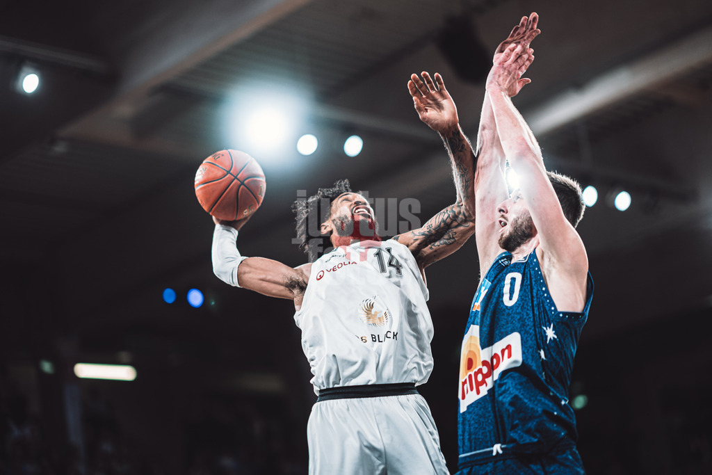 Basketball | Männer | Saison 2022/2023 | Basketball-Bundesliga | Veolia Towers Hamburg vs. HAKRO Merlins Crailsheim | 25.04.2023 | Ryan Taylor (#14, Hamburg Towers) beim Dunk gegen Arunas Mikalauskas (#0, HAKRO Merlins Crailsheim)