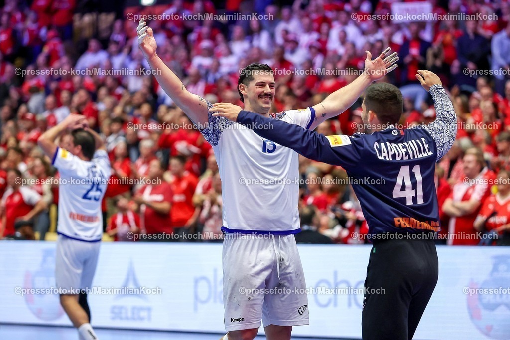 EHF20012602132 | 20.01.2026, Handball, Men's EHF EURO 2026, Dänemark - Portugal, Jyske Bank Boxen in Herning, Dänemark, Preliminary Round: Abschlussjubel nach dem Sieg der Portugiesen gegen Dänemark  Rocha Nogueira (Portugal #13)  Gustavo Alexandre Cascao Capdeville (Portugal #41) 