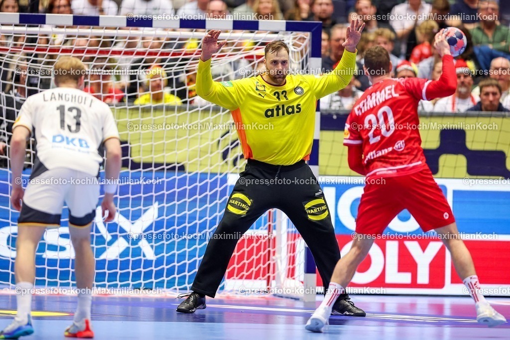 EHF15012602169 | 15.01.2026, Handball, Men's EHF EURO 2026, Deutschland - Österreich, Jyske Bank Boxen in Herning, Dänemark, Preliminary Round:  Andreas Wolff (Germany #33) verteidigt Siebenmeter gegen  Sebastian Frimmel (Austria #20) 