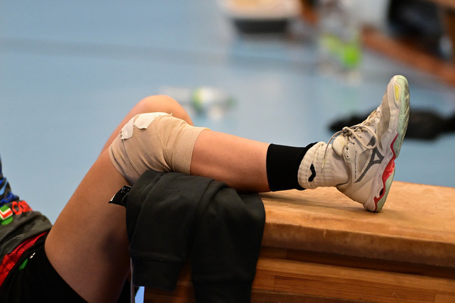 Handball I Frauen I Saison 2025-2026 I Regionalliga I 10. Spieltag I TSV Ellerbek - Lauenburger SV I 31382 | Symbol, Symbolfoto, Symbolbild, Sinnbild, Bildsymbol, Darstellung, Signum, Beispielbild, Musterbild, Referenzbild, Beispielfoto, Stockfoto, Archivaufnahme, Demonstrationsfoto, Vergleichsbild: Knieverletzung, Riss des vorderen Kreuzbandes, Innenbandverletzung, Meniskusriss, Knieprellung, Patellaluxation, Kreuzbandriss, Kreuzbandruptur, knie, kühlen, kühlung, riss, menisken - Realisiert mit Pictrs.com