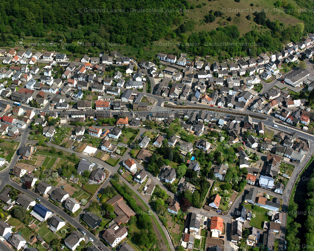 2610379 | NIEDERSCHELD 09.06.2006 Ortsansicht der Straßen und Häuser der Wohngebiete in Niederscheld im Bundesland Hessen, Deutschland // Town View of the streets and houses of the residential areas in Niederscheld in the state Hesse, Germany Foto: Gerhard Launer
