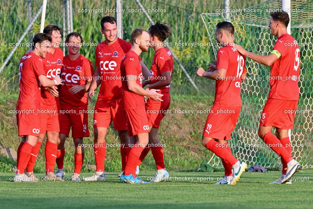 FC Lendorf vs. SC St.Veit | Jubel SC St.Veit Mannschaft, #9 Julian Brandstätter St.Veit, #7 Heiko Norbert Springer St.Veit, #16 David Armin Hude St.Veit, #19 Julian Salentinig St.Veit, #15 Philipp Höberl St.Veit, FC Lendorf vs. SC St.Veit, FC Lendorf vs. SC St.Veit am 17.08.2024 in Lendorf (Thomas Morgenstern-Arena), Austria, (Photo by Bernd Stefan)