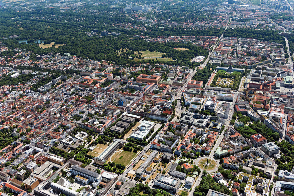 dr__0202552.jpg | MüNCHEN 29.06.2023 Blick auf das Kunstareal München im Bundesland Bayern. Das Museumsviertel in der Maxvorstadt besteht u.A. aus der Pinakothek der Moderne im Gebäude mit Kuppel mit Internationaler Malerei, Skulptur und Fotografie des 20. und 21. Jahrhunderts und einer Sammlung für Design, Grafik und Architektur, außerdem aus dem sich davor befindenden Museum Brandhorst mit einer Privatsammlung moderner Malerei sowie aus der Alten Pinakothek mit Europäischer Malerei vom 13. bis zum 18. Jahrhundert und Skulpturenpark rechts im Bild. Weiterführende Informationen bei: Bayerische Staatsgemäldesammlungen Kunstareal München,  Staatliche Antikensammlungen und Glyptothek. // View of the Kunstareal in Munich in the state Bavaria. Further information at: Bayerische Staatsgemaeldesammlungen Kunstareal Muenchen,  Staatliche Antikensammlungen und Glyptothek. Foto: Daniel Reiter