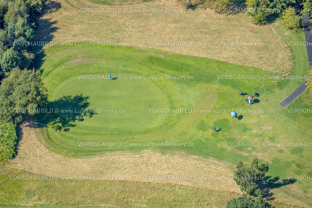 Kierspe250813189 | Luftbild, Golfwiese Golfclub Varmert e.V., Golfspieler auf der Wiese am Loch, Elbringhausen, Kierspe, Sauerland, Nordrhein-Westfalen, Deutschland