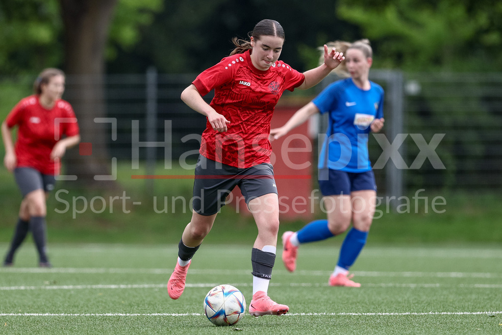Fussball, Aufstiegsrunde Regionalliga Nord Frauen, FC Union 60 - SC Victoria Hamburg | Jule Oelerich (FC Union 60 Bremen, 7) am Ball, Einzelbild, Ganzkörper, Aktion, Action, Spielszene
