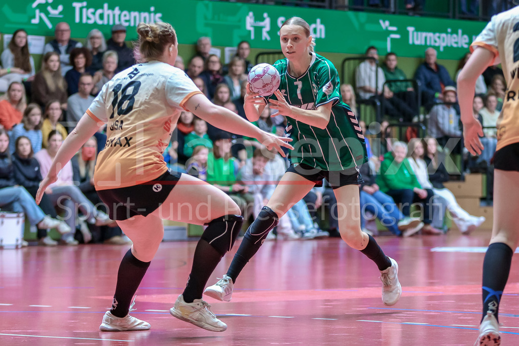 Handball, 2. Bundesliga Frauen, SV Werder Bremen - VfL Waiblingen | v.li.: Kimberley Gisa (VfL Waiblingen, 18) und Leni Ruwe (SV Werder Bremen, 7) im Zweikampf, Duell, Spielszene, Aktion, Action