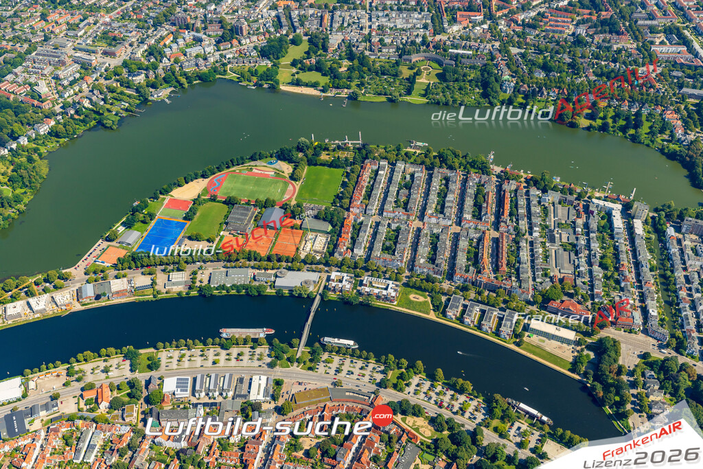 Klassische Luftaufnahme ohne Drohne zeigt:Hüxtertor Wakenitz bei Lübeck - Die Luftbildaufnahme wurde 2025 vom UL-Flugzeug heraus erstellt ( keine Drohnenaufnahme ) - Hochauflösende Luftaufnahme -Nicht vergleichbar mit Google Maps oder Satelittenbilder- Die Geschenkidee !Mit Lizenz und Bildrechte bestellbar