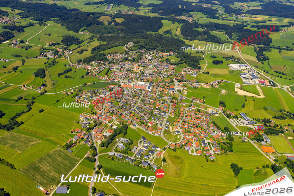 Das Luftbild der Stadt Kirchberg im Wald wurde 2022 vom Flugzeug heraus erstellt (keine Drohnen-Aufnahmen) Aufnahmehöhe ca.450 Meter- hohe Bildauflösung und Druck-Qualität. Garantiert!