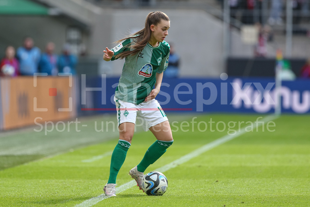 Fussball, Google Pixel Frauen-Bundesliga, 1. FC Köln - SV Werder Bremen | v.li.: Tuana Mahmoud (geb. Keles, SV Werder Bremen, 10) am Ball, Freisteller, Einzelbild, Ganzkörper, Aktion, Action, Spielszene, DIE DFB-RICHTLINIEN UNTERSAGEN JEGLICHE NUTZUNG VON FOTOS ALS SEQUENZBILDER UND/ODER VIDEOÄHNLICHE FOTOSTRECKEN. DFB REGULATIONS PROHIBIT ANY USE OF PHOTOGRAPHS AS IMAGE SEQUENCES AND/OR QUASI-VIDEO.
