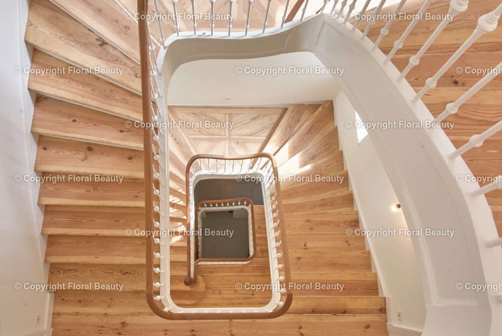 Altbauhaus nach Renovierung | renoviertes Altbautreppenhaus von oben - Realisiert mit Pictrs.com