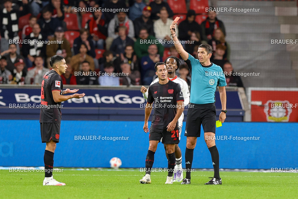 Bayer 04 Leverkusen vs Eintracht Frankfurt - Bundesliga  | Leverkusen, Deutschland, 12.09.25:   Ezequiel Fernandez (Bayer 04 Leverkusen) erhaelt die gelb-rote Karte von Schiedsrichter Deniz Aytekin waehrend des Spiels der Bundesliga zwischen  Bayer 04 Leverkusen vs Eintracht Frankfurt in der BayArena(Foto von Brauer-Fotoagentur / Adrian Schlueter)