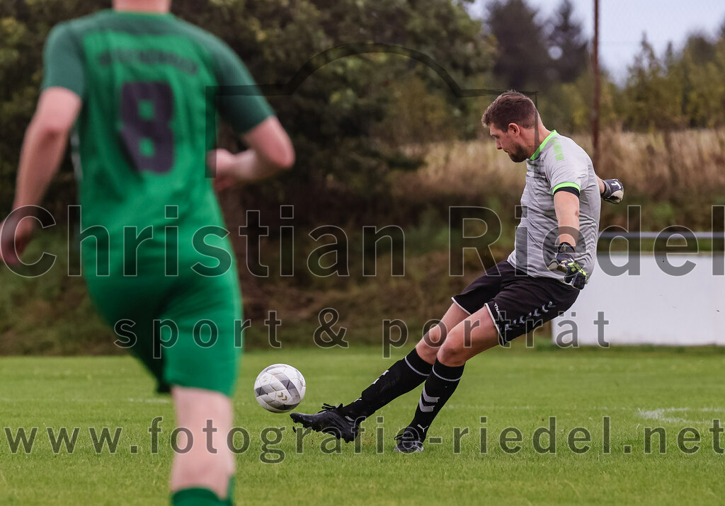 2023-08-06_020_SC_Kirchasch_gegen_SV_Eichenried | Bockhorn, Deutschland, 06.08.2023:
Fußball, Kreisliga 2023 / 2024, 2. Spieltag, SC Kirchasch gegen SV Eichenried, Endergebnis: 3:1

Torwart Maximilian Bals (SC Kirchasch, #1)

Foto: Christian Riedel / fotografie-riedel.net