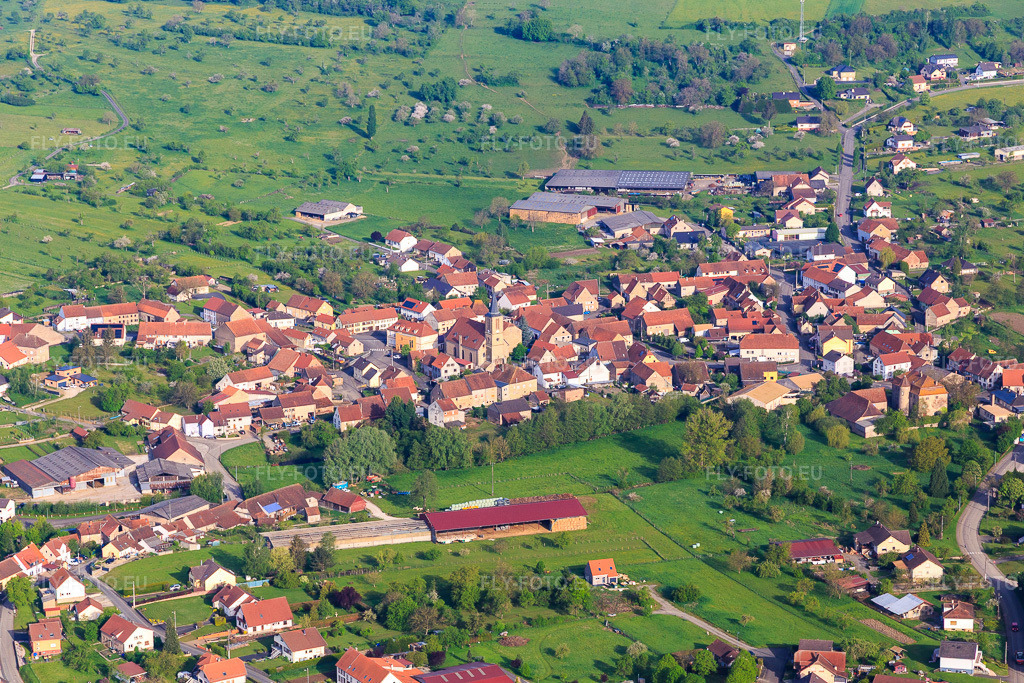 Vue aérienne: Centre du village vu de l'est à Rahling dans le département Moselle, France – .Photo: IMG_140656.jpg prise le 01/05/2024 par Werner Riehm/FLY-FOTO.eu – Résolution de l'original: 5353 x 3569 px