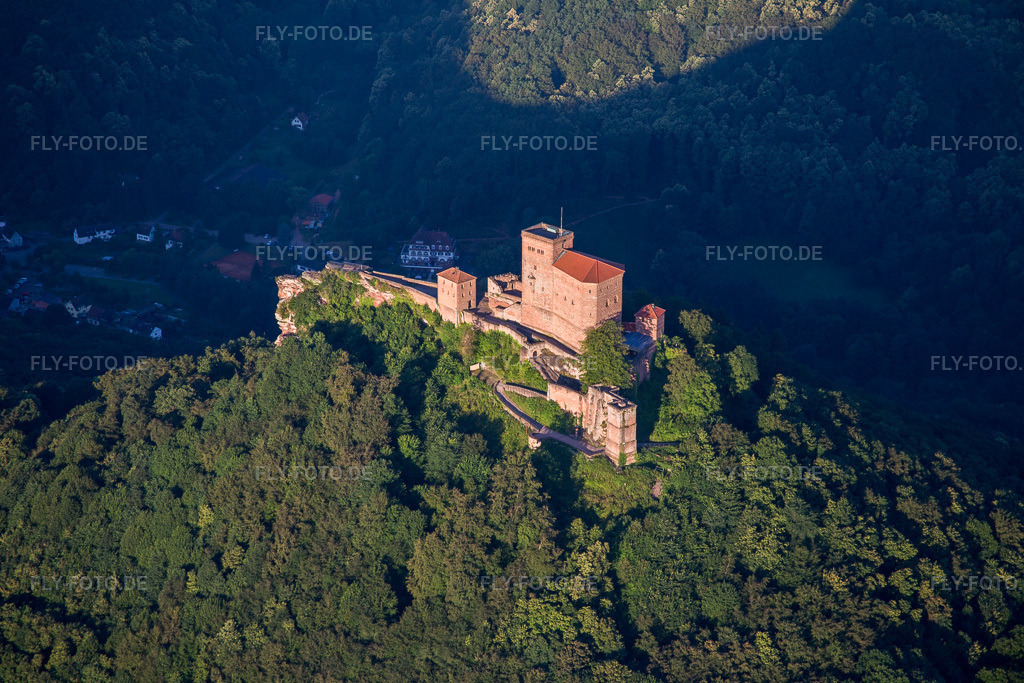Luftbild: Burg Trifels in Annweiler am Trifels im Bundesland Rheinland-Pfalz in Deutschland. Foto: IMG_091605.jpg vom 10.07.2016 durch Werner Riehm/FLY-FOTO.de