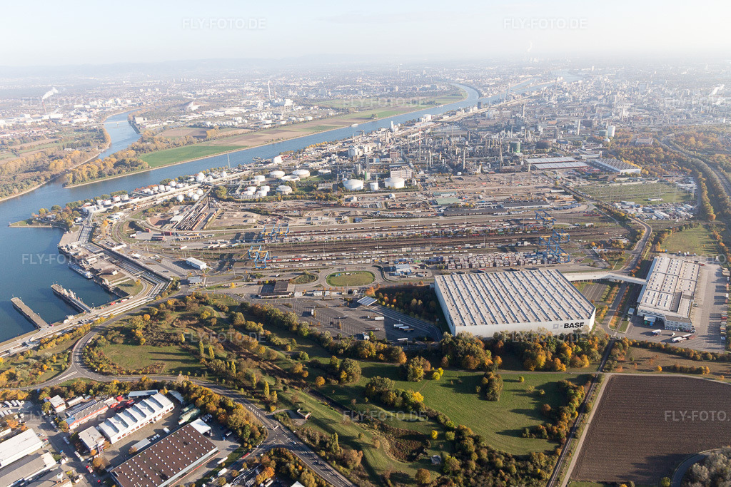 Luftbild: BASF Nord im Ortsteil BASF in Ludwigshafen im Bundesland Rheinland-Pfalz in Deutschland. Foto: IMG_095519.jpg vom 30.10.2016 durch Werner Riehm/FLY-FOTO.de