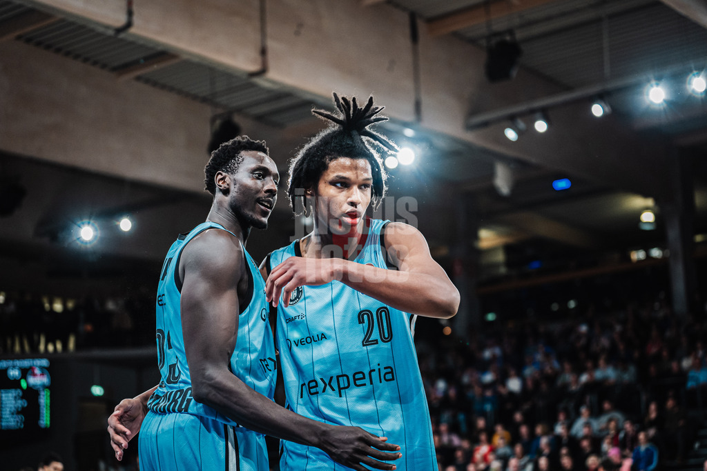 Basketball | Männer | Saison 2024/2025 | easyCredit Basketball Bundesliga | 16. Spieltag | Veolia Towers Hamburg vs. Telekom Baskets Bonn | 10.01.2025 | v.l. Kur Kuath (#23, Veolia Towers Hamburg) und Fabian Giessmann (#20, Veolia Towers Hamburg)