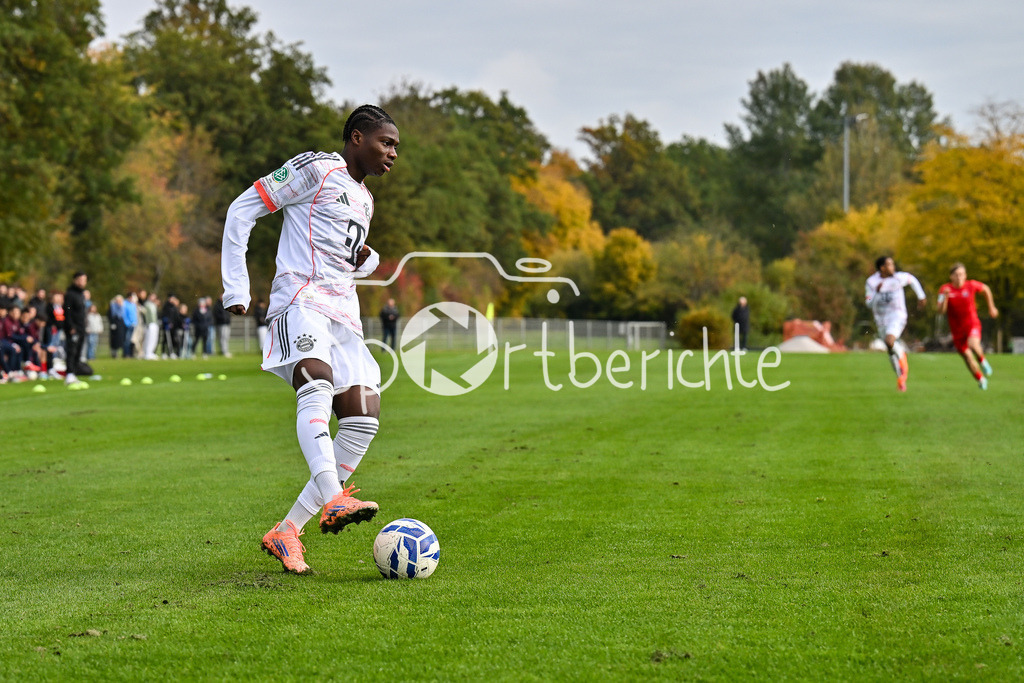 SpVgg Unterhaching U19 - FC Bayern München U19 | am Ball Uzorchukwu Frank EGWUATU (FC Bayern München 7) / Einzelfoto / Freisteller / U19 DFB Nachwuchsliga: SpVgg Unterhaching - FC Bayern München; Sportschule Oberhaching am 18.10.2025
