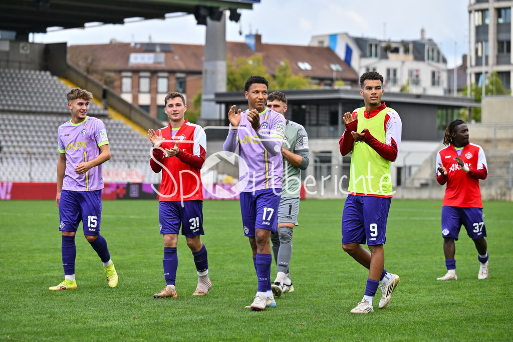FC Bayern Amateure - FC Würzburger Kickers | Die Spieler der Kickers feiern zusammen mit den Fans den Auswärtssieg in München / Regionalliga Bayern: FC Bayern Amateure - FC Würzburger Kickers; Grünwalder Stadion am 27.09.2025 / Tiago De MOURA MORAES (Würzburger Kickers 15), Tim KRAUS (Würzburger Kickers 31), Johann HIPPER (Würzburger Kickers 1), Liam OMORE (Würzburger Kickers 17), Jermain NISCALKE (Würzburger Kickers 9), Pedro Narciso MUTEBA (Würzburger Kickers 37)
