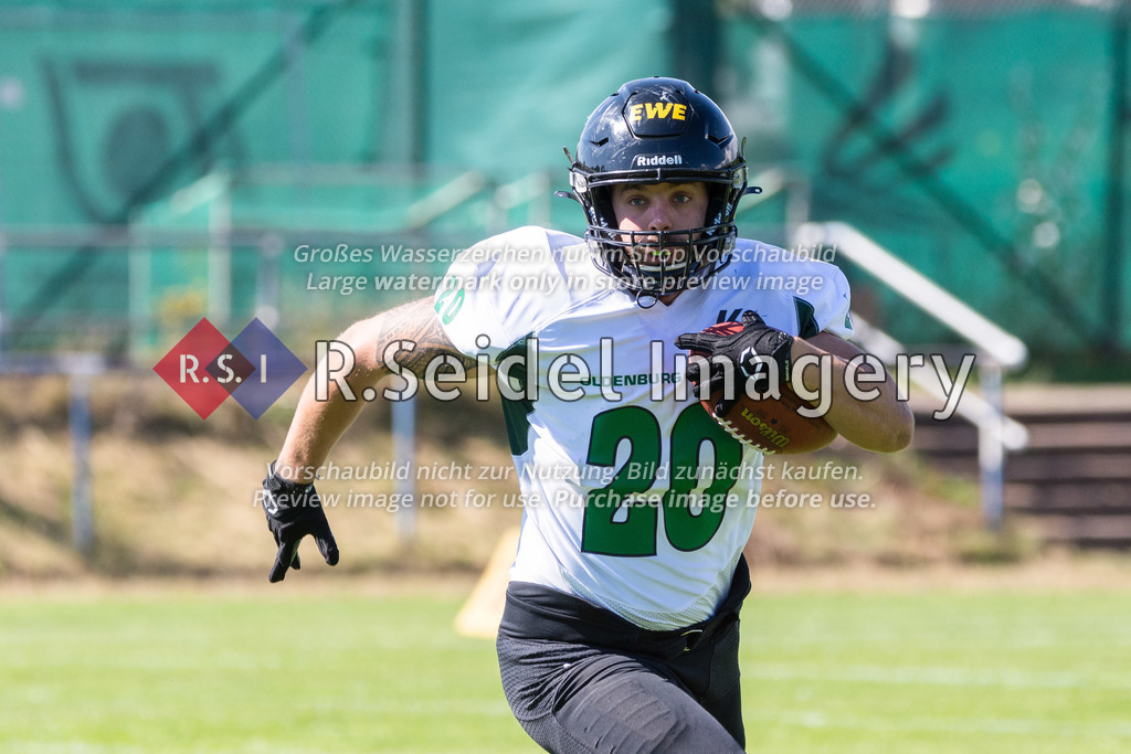 American Football, Saison 2022, Regionalliga Nord, Hamburg Blue Devils - Oldenburg Knights, Dr.-Hermann-Schnell-Sportplatz (Hamburg), 06.08.2022, 07. Gameweek | Mike Schuhmacher (#20, Oldenburg, RB)