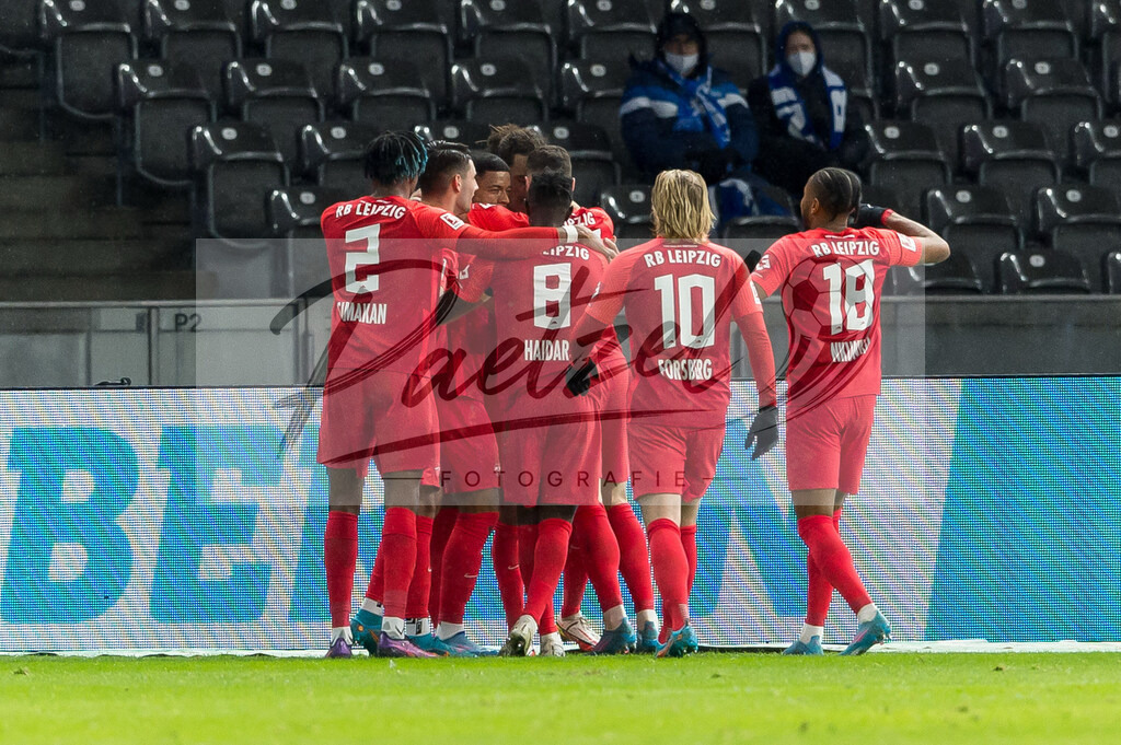 BSCRBL20220220_040 | Fussball, Herren: Benjamin Henrichs (RB Leipzig) Torjubel, jubelt mit seiner Mannschaft nach dem Treffer zum 0:1 bei dem Spiel der 1. Bundesliga zwischen Hertha BSC und RB Leipzig im Olypiastadion am 20.02.2022 in Berlin, Deutschland.DFB / DFL REGULATIONS PROHIBIT ANY USE OF PHOTOGRAPHS AS IMAGE SEQUENCES AND/OR QUASI-VIDEO. - Realisiert mit Pictrs.com