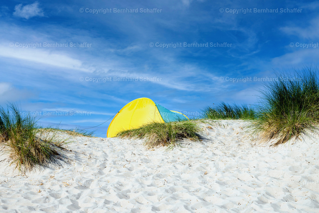 Zelt in den Dünen | Ein Zelt in den Dünen am Ostseestrand bei Warnemünde (Rostock). - Realisiert mit Pictrs.com