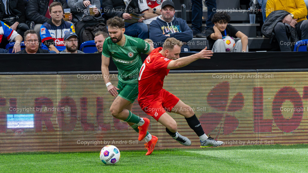 SHFV Lotto Masters 2024 | 20240113_8515, 13.01.2024, SHFV Lotto Masters 2024, Gruppe B, FC Kilia Kiel (rot) vs. PSV Neumünster (grün), Julius Alt (Kilia #10) / Paul Falk (PSV #19) - Realisiert mit Pictrs.com