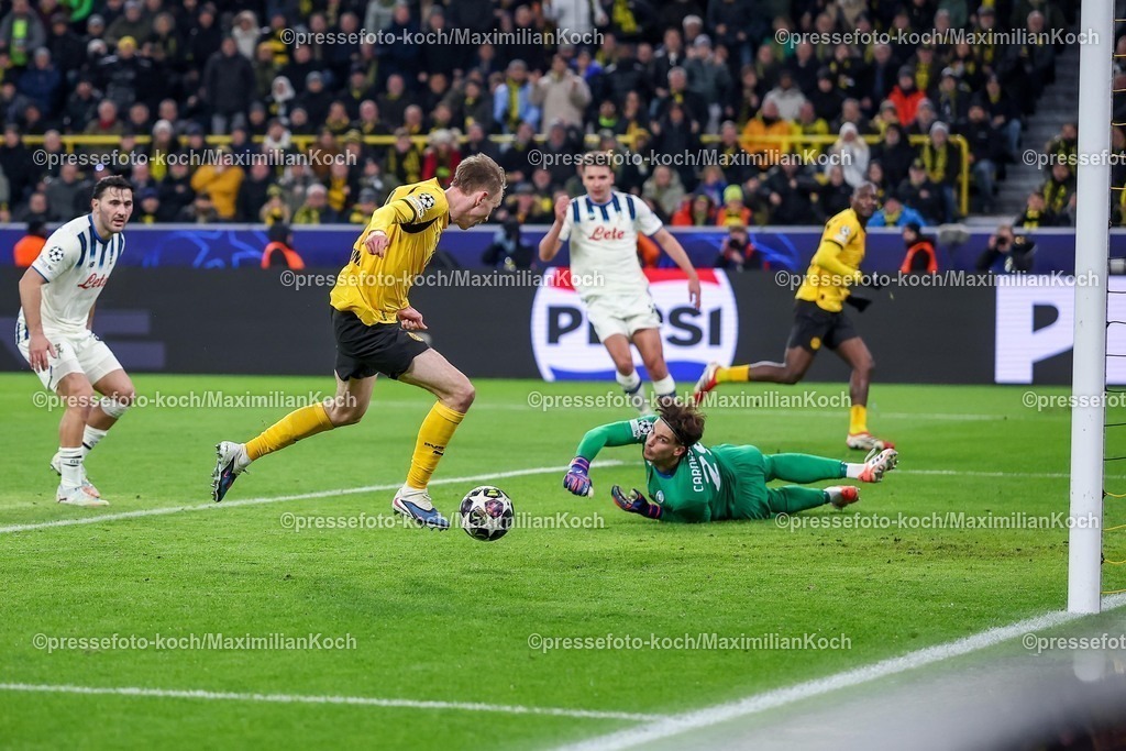 UCL17022601039 | 17.02.2026, Fußball, UEFA Champions League, Borussia Dortmund - Atalanta Bergamo, BVB Stadion, Play-Offs Hinspiel, Saison 2025 2026: Treffer Torschuss Tor zum 2:0 durch Torschütze Maximilian Beier&nbsp;(BVB #14)  nach Vorlage von Serhou Guirassy&nbsp;(BVB #09)   Regulations prohibit any use of photographs as image sequences and or quasi-video.
