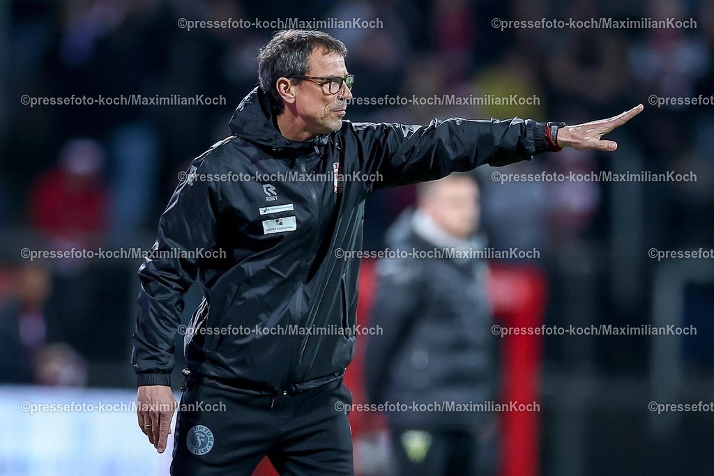 FKo26022601015 | 26.02.2026, Fußball, Landespokal Mittelrhein, SC Fortuna Köln - TSV Alemannia Aachen, Südstadion, Viertelfinale Bitburger-Pokal, Saison 2025 2026: Chefrainer Matthias Mink (Fortuna Köln) gestikulierend am Spielfeldrand   DFB regulations prohibit any use of photographs as image sequences and or quasi-video.