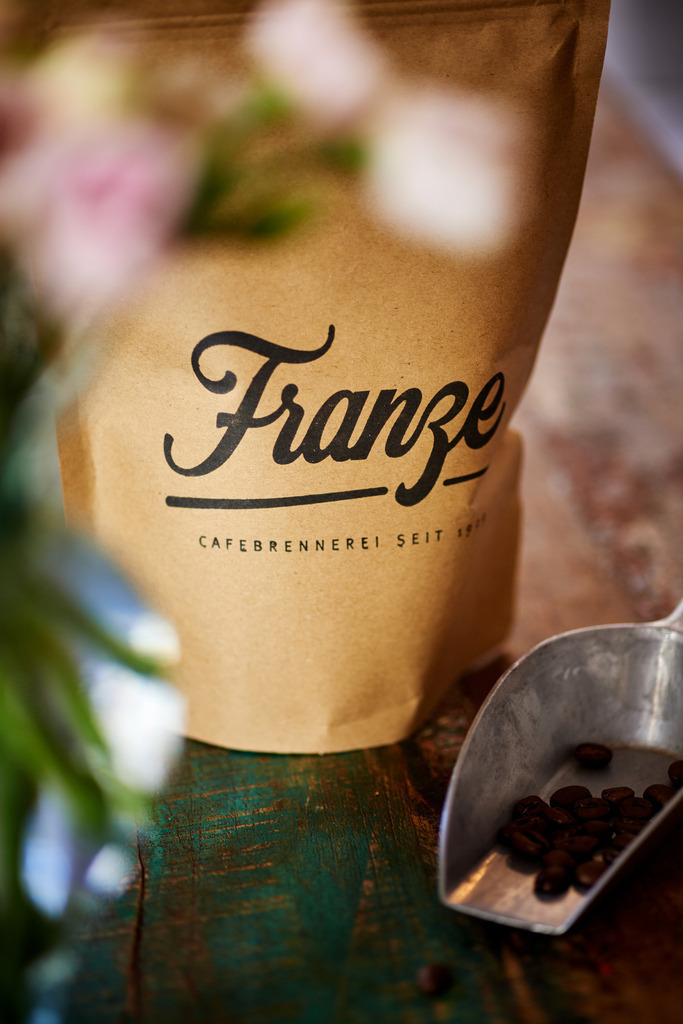 Cafebrennerei Franze | Wien, Austria - July 24, 2019: Cafebrennerei Franze am Kutschkermarkt, Packung mit Kaffee auf dem Tisch. - Realisiert mit Pictrs.com