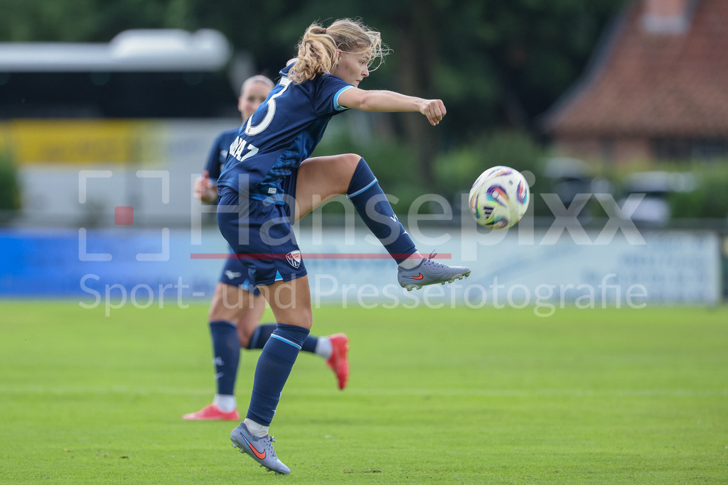 Fussball, Testspiel Frauen, SV Meppen - VfL Bochum | Bente Fischer (VfL Bochum, 3) am Ball, Einzelbild, Ganzkörper, Aktion, Action, Spielszene